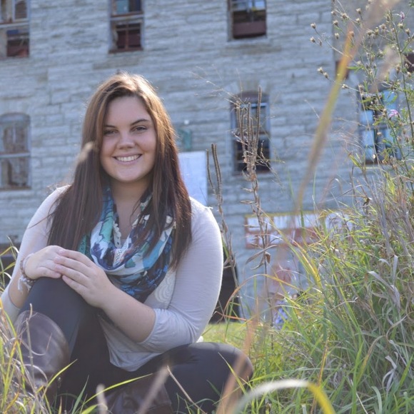 Meet your Posher, Carlee - Picture 1 of 1